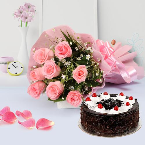 Remarkable Cake with Pink Roses Bouquet